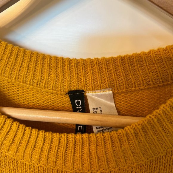Women's Light Knit Sweater - Picture 3 of 5
